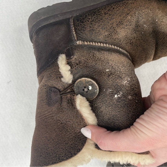 UGG Women’s Bailey Button Bomber Brown Leather size: 6 - Picture 3 of 11